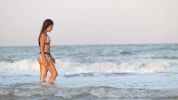 波に乗って海を歩き、太陽を楽しむ少女 — ストック動画