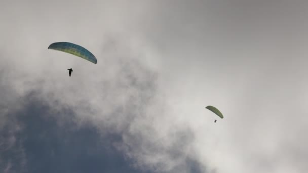 Parapente aventura esporte contra o sol brilhante no céu nublado — Vídeo de Stock