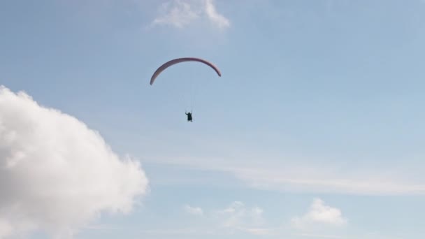 People try paragliding flying with parachutes against clouds — Αρχείο Βίντεο