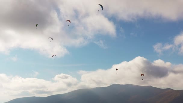 Paralotniarstwo aktywny sport z gigantycznych gór w górach — Wideo stockowe