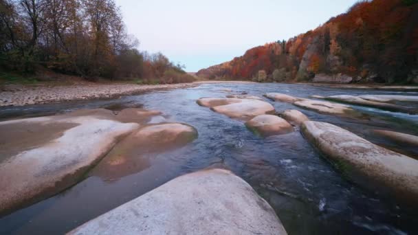 Slider pan video in tempo reale, rapide fluviali con foreste autunnali sulle rive — Video Stock