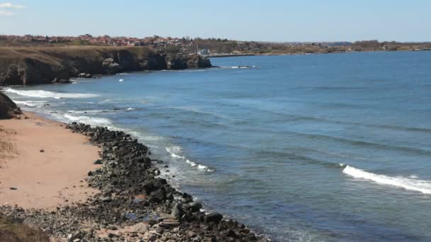 Orilla con césped y hoteles en la distancia rodeada por el Mar Negro bajo un cielo despejado — Vídeos de Stock