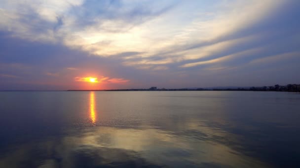 View of the reflection in the Black Sea against the background of the sky and sunset — Vídeo de stock