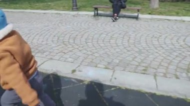 Çocuk oyun parkında oynuyor ve sonbahar havasında kayıyor.