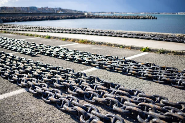 Large Long Sea Chains Made Rusty Old Dark Gray Metal — Zdjęcie stockowe