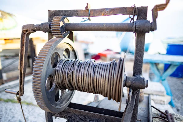 Old Rusty Black Winch Reliable Strong Thin Black Rope Wide — Stockfoto