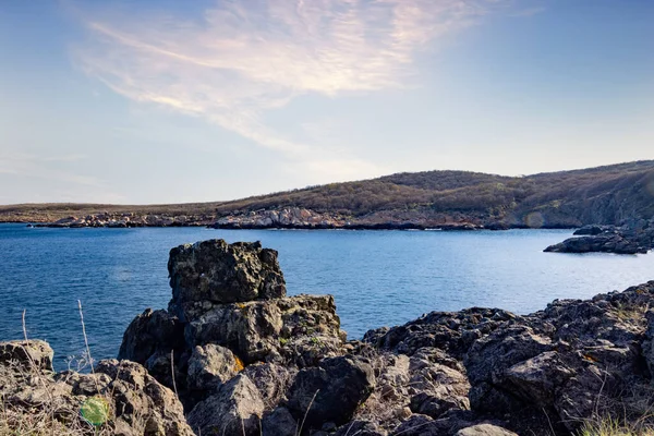 宁静的保加利亚海滨风景 静谧的蓝色反射的黑海和古老的黑暗岩石 映衬着明媚的晚霞 — 图库照片