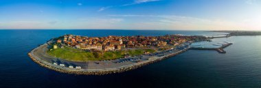 Bulgaristan 'ın sakin gözenekli derin Karadeniz tarafından yıkanan tarihi Avrupa evleri ve taze çiçek açan boş parklarıyla küçük bahar yeşil kenti Nessebar' ın kuş bakışı manzarası