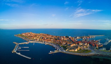 Bulgaristan 'ın sakin gözenekli derin Karadeniz tarafından yıkanan tarihi Avrupa evleri ve taze çiçek açan boş parklarıyla küçük bahar yeşil kenti Nessebar' ın kuş bakışı manzarası