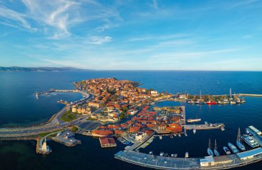 Bulgaristan 'ın sakin gözenekli derin Karadeniz tarafından yıkanan tarihi Avrupa evleri ve taze çiçek açan boş parklarıyla küçük bahar yeşil kenti Nessebar' ın kuş bakışı manzarası