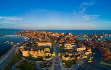 Bulgaristan 'da açık bir günde, deniz yayı turkuvaz Karadeniz tarafından yıkanan, eski Avrupa' daki küçük evleri ve sessiz sakin caddeleri olan küçük Pomorie tatil beldesine panoramik kuş bakışı bakış