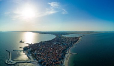 Bulgaristan 'da açık bir günde, deniz yayı turkuvaz Karadeniz tarafından yıkanan, eski Avrupa' daki küçük evleri ve sessiz sakin caddeleri olan küçük Pomorie tatil beldesine panoramik kuş bakışı bakış