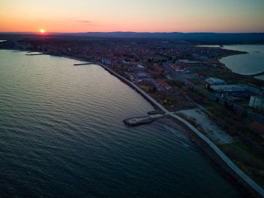 Bulgaristan 'da açık bir günde, deniz yayı turkuvazı ile yıkanan, eski Avrupa' daki küçük evleri ve sessiz sakin sokaklarıyla küçük Pomorie tatil beldesine kuş bakışı bakış