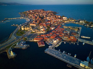 Bulgaristan 'ın sakin gözenekli derin Karadeniz tarafından yıkanan tarihi Avrupa evleri ve taze çiçek açan boş parklarıyla küçük bir bahar kasabası olan Nessebar' ın kuş bakışı görüntüsü