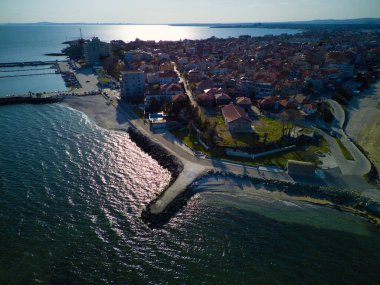 Bulgaristan 'da açık bir günde, deniz yayı turkuvazı ile yıkanan, eski Avrupa' daki küçük evleri ve sessiz sakin sokaklarıyla küçük Pomorie tatil beldesine kuş bakışı bakış