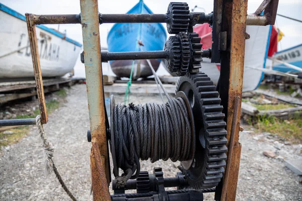 Old Rusty Black Winch Reliable Strong Thin Black Rope Wide — Zdjęcie stockowe