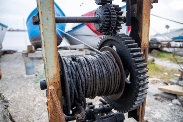 Old Rusty Black Winch Reliable Strong Thin Black Rope Wide — Zdjęcie stockowe