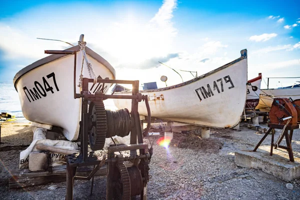 Muchos Pequeños Barcos Blancos Viejos Barcos Muelle Ancho Piedra Hormigón — Foto de Stock