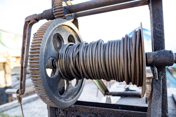 Old Rusty Black Winch Reliable Strong Thin Black Rope Wide — Stockfoto