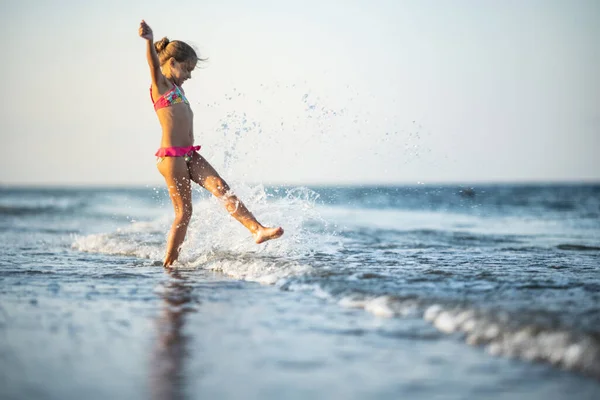 Divertente Esile Ragazza Allegra Che Gioca Con Piccole Onde Calci — Foto Stock