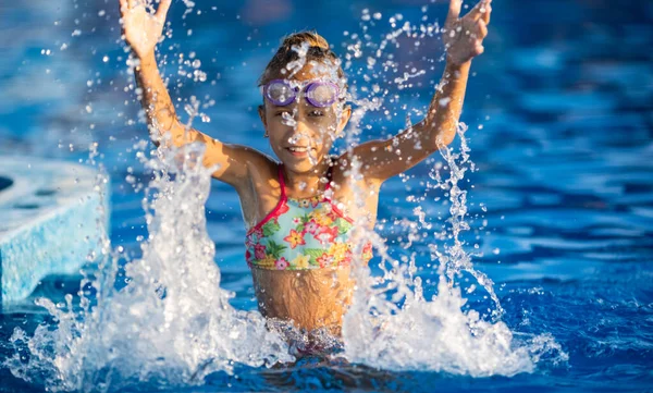 Una Ragazza Costume Bagno Rosa Brillante Occhiali Bagno Neri Divertente — Foto Stock