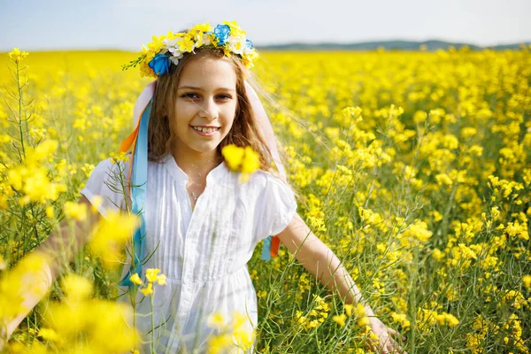 Freudiges Nettes Langhaariges Teenagermädchen Schneeweißem Kleid Und Hellem Blumigem Ukrainischen — Stockfoto