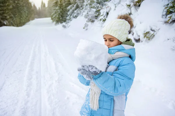 Una Piccola Ragazza Allegra Astuta Una Giacca Blu Cielo Cappello — Foto Stock