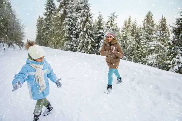 Vue Latérale Deux Enfants Vêtements Dessus Lançant Des Boules Neige — Photo