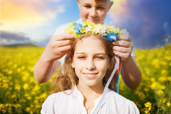 Freundliche Fürsorgliche Teenager Bruder Legt Sorgfältig Auf Floralen Ukrainischen Hellen — Stockfoto