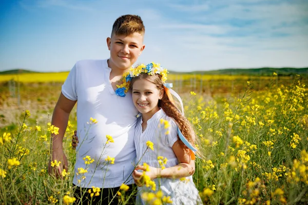 Kedves Tinédzser Testvér Óvatosan Öleli Vidám Nevető Testvér Ukrán Virág — Stock Fotó