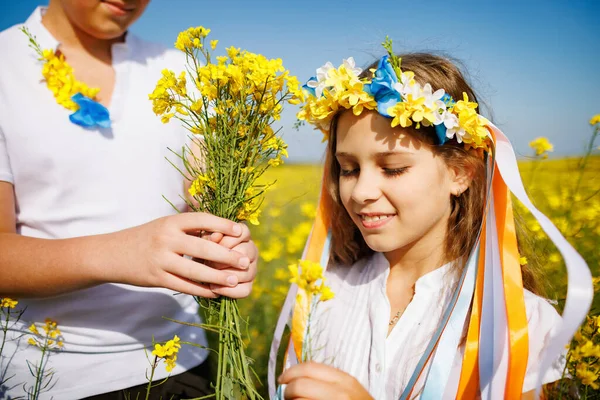 Vrolijke Vrolijke Zorgeloze Kinderen Broer Zus Bloemen Oekraïense Krans Met — Stockfoto