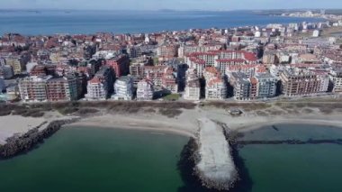 Bulgaristan 'ın kayalık yarımadasında bulunan ve büyük mavi, tuzlu Karadeniz tarafından turlanan küçük ve yoğun nüfuslu Pomorie kasabasına kuş bakışı bir bakış. UHD 4K video gerçek zamanlı