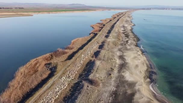 이비치는 모래가 과검은 의작은 호수로 세차게 돌들을 Uhd 비디오 실시간 — 비디오