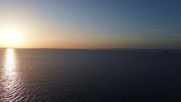曇り空と明るい夜の夕日と海の地平線の背景に穏やかな青の静かな黒海で魔法の鮮やかなスイッチング反射のビュー Uhd 4Kビデオリアルタイム — ストック動画