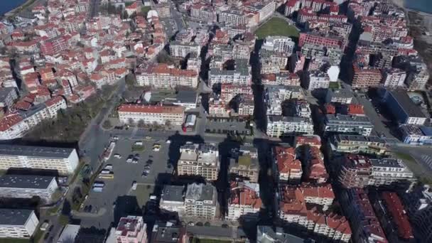 鸟瞰着一个安静的小镇 保加利亚的波莫里半岛 一个安静的生活 许多不同的汽车 以及新旧房屋和宾馆 Uhd 4K视频实时处理 — 图库视频影像