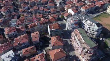 Küçük sakin eski bir kasaba, Pomorie, Bulgaristan yarımadası, pek çok farklı araba, eski ve yeni evler ve oteller kuşbakışı görülüyor. UHD 4K video gerçek zamanlı