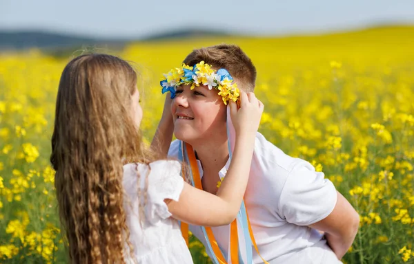 Vriendelijke Vrolijke Jongere Zus Zet Oudere Lachende Tienerbroer Heldere Oekraïense — Stockfoto