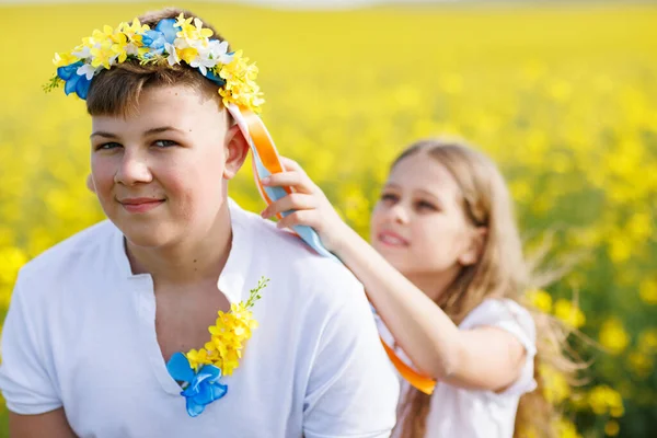 Freundliche Fröhliche Jüngere Schwester Weißen Kleid Flechtet Lange Bunte Sommerbänder — Stockfoto