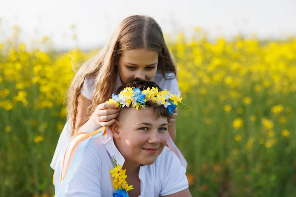 Радісна Молодша Сестра Плете Довгі Тонкі Багатокольорові Стрічки Українському Жовтому — стокове фото