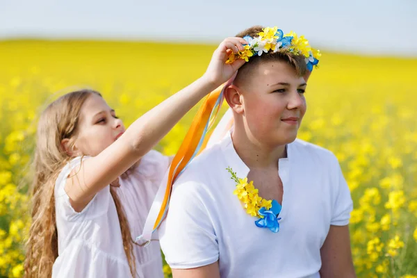 Хороша Молодша Сестра Білій Сукні Довгими Багатокольоровими Літніми Стрічками Українському — стокове фото