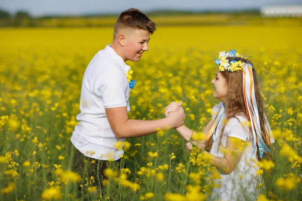 Fröhlich Fröhliche Teenager Älterer Bruder Und Lachende Schwester Mit Floralem — Stockfoto