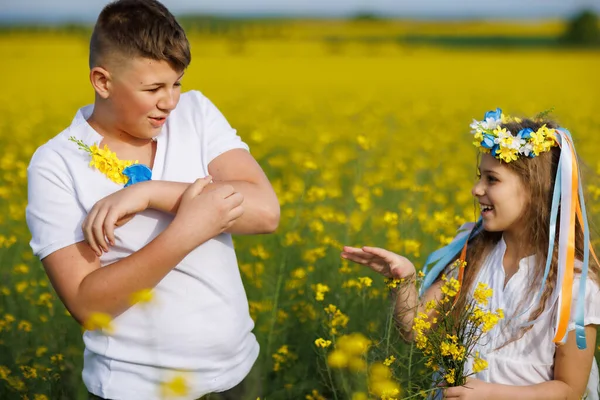 Χαρούμενοι Χαρούμενοι Έφηβοι Μεγαλύτερος Αδελφός Και Γελαστή Αδελφή Λουλουδάτο Ουκρανικό — Φωτογραφία Αρχείου