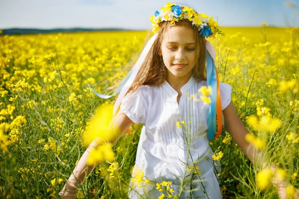 Freudiges Nettes Langhaariges Teenagermädchen Schneeweißem Kleid Und Hellem Blumigem Ukrainischen — Stockfoto