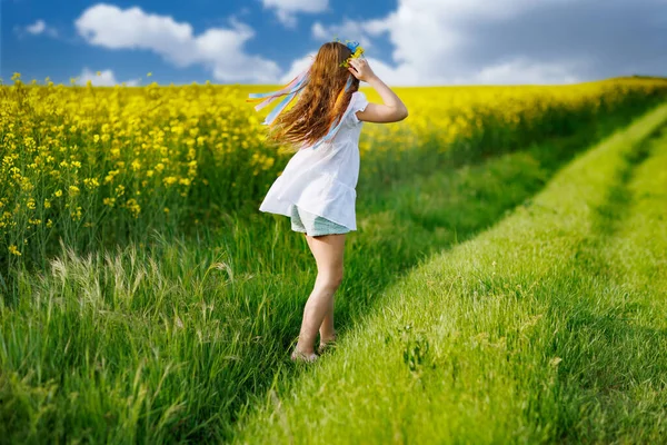 Linda Menina Adolescente Sonhadora Enérgica Vestido Branco Uma Grinalda Colorida — Fotografia de Stock