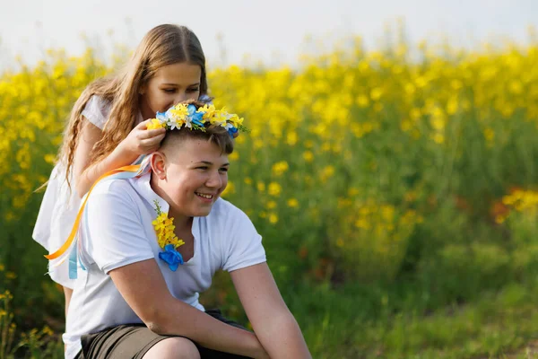 Glad Yngre Syster Flätor Långa Tunna Flerfärgade Band Ukrainsk Gul — Stockfoto