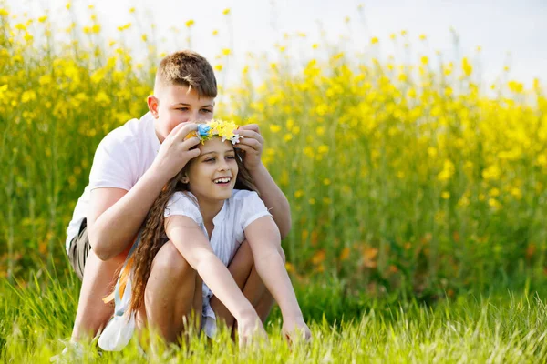 Teenager Typ Bruder Flechtet Bunte Bänder Ukrainisch Gelb Blauen Kranz — Stockfoto