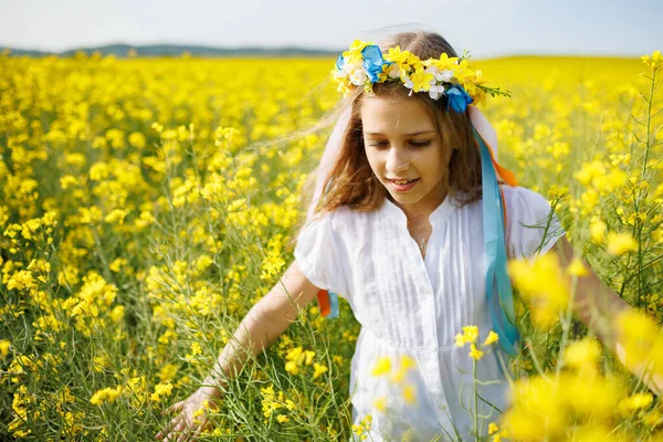 Joyful Schattige Langharige Tiener Meisje Sneeuwwitte Jurk Heldere Bloemen Oekraïense — Stockfoto