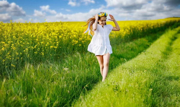 Krásná Energická Snící Dospívající Dívka Bílých Šatech Jasné Ukrajinské Barevné — Stock fotografie