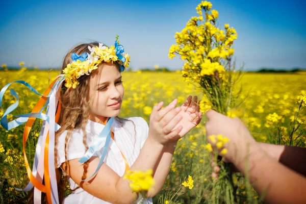 Fröhlich Lächelndes Mädchen Kleid Mit Ukrainischem Kranz Mit Gelben Und — Stockfoto