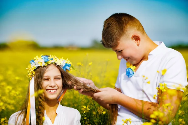 Vrolijke Lachende Tiener Gooit Veelkleurige Lange Linten Heldere Oekraïense Bloemenkrans — Stockfoto